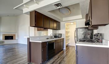 Kitchen Bar With Granite Counter Top at Glen at Mesa, Arizona